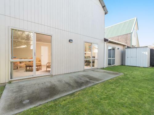 A Beach Barn Haven - Papamoa Holiday Home
