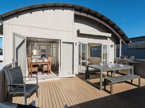 A Beach Barn Haven - Papamoa Holiday Home