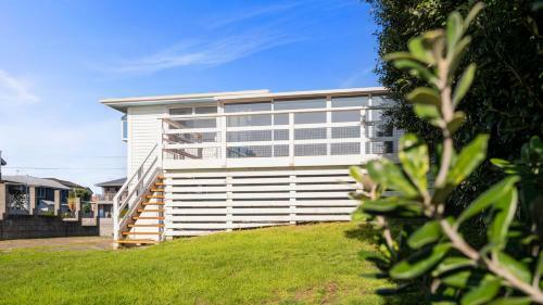 Fabulous Ocean And Reserve Views - Papamoa Beach Holiday Home