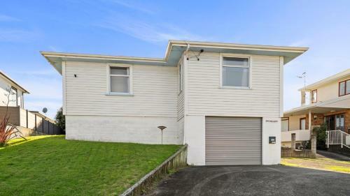 Fabulous Ocean And Reserve Views - Papamoa Beach Holiday Home