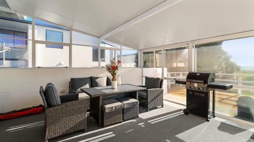 Fabulous Ocean And Reserve Views - Papamoa Beach Holiday Home