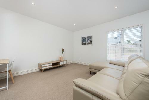 Hamptons Haven - Papamoa Beach Holiday Home