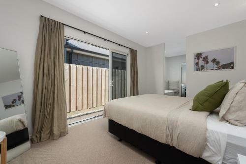 Hamptons Haven - Papamoa Beach Holiday Home