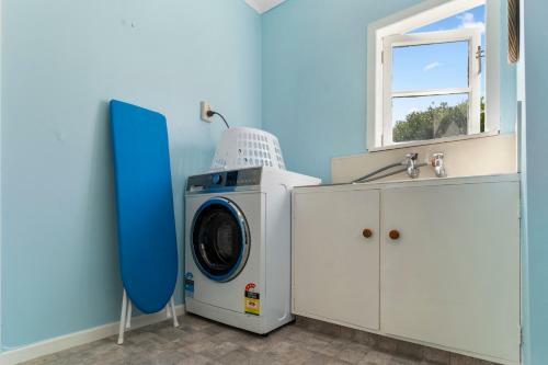 Beachcomber Bungalow - Papamoa Beach Holiday Home