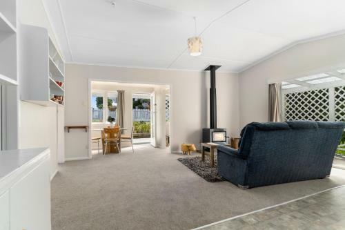 Beachcomber Bungalow - Papamoa Beach Holiday Home