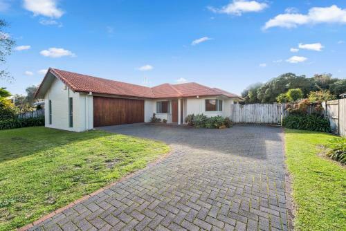 Sol Escape - Papamoa Beach Holiday Home