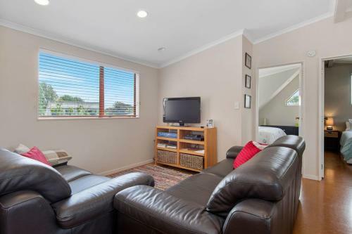 Sandy Feet - Papamoa Beach Holiday Home