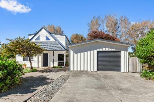 Sandy Feet - Papamoa Beach Holiday Home