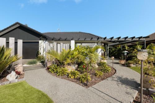 Tropical Oasis Escape With Heated Pool