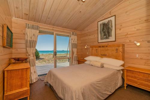 Absolute Beachfront Bach - Pauanui Holiday Home