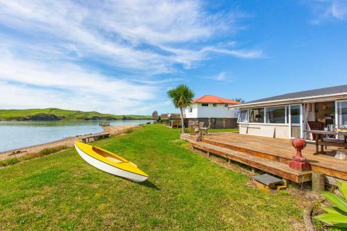 Point Of Difference - Waterfront Raglan Holiday Home