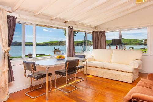 Point Of Difference - Waterfront Raglan Holiday Home