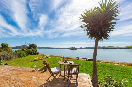 Point Of Difference - Waterfront Raglan Holiday Home