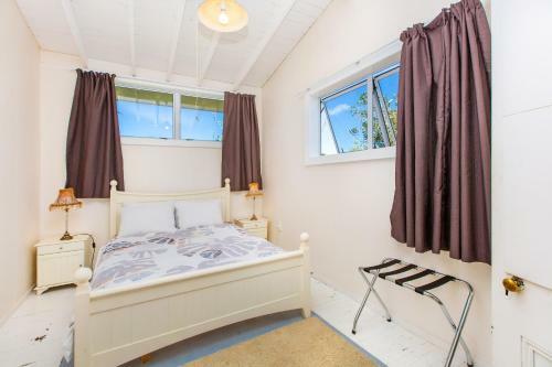 Point Of Difference - Waterfront Raglan Holiday Home