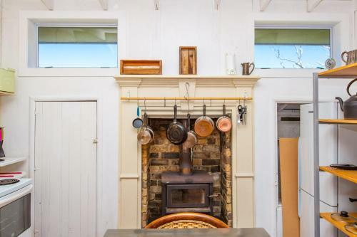 Point Of Difference - Waterfront Raglan Holiday Home