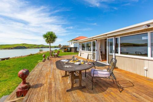 Point Of Difference - Waterfront Raglan Holiday Home