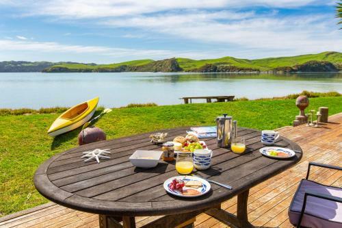 Point Of Difference - Waterfront Raglan Holiday Home