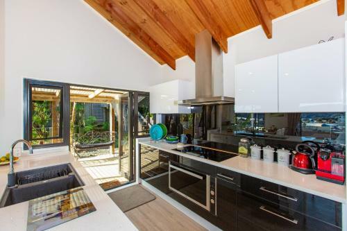 Sunshine Lookout - Raglan Holiday Home