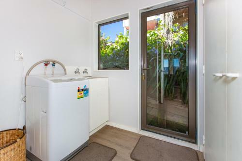 Sunshine Lookout - Raglan Holiday Home