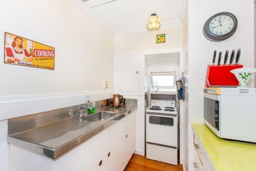 Relax At Raglan - Raglan Holiday Home