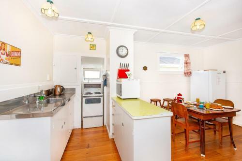 Relax At Raglan - Raglan Holiday Home
