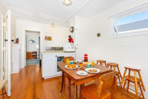 Relax At Raglan - Raglan Holiday Home