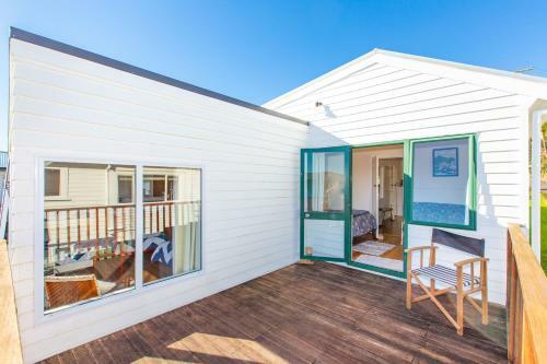 Relax At Raglan - Raglan Holiday Home