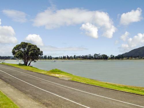 Waterfront Bliss - Tairua Holiday Home