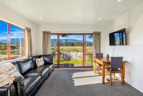 Cottage On Rutherford - Waikanae Beach Holiday Home