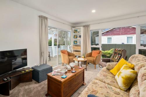 Plum Tree Cottage - Turangi Holiday Home
