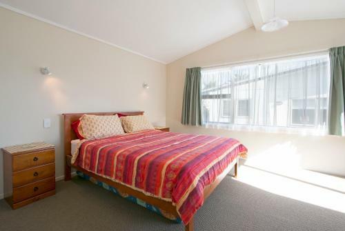 Sweeping Sea Views - Waihi Holiday Home