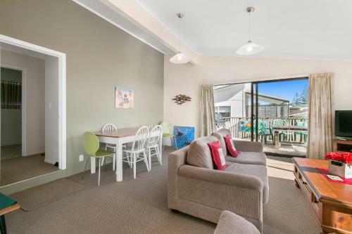 Sweeping Sea Views - Waihi Holiday Home