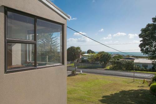Sweeping Sea Views - Waihi Holiday Home