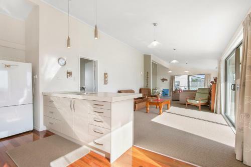 Sweeping Sea Views - Waihi Holiday Home