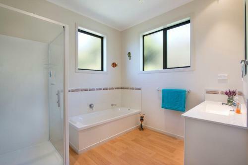 The Bowentown Bach - Waihi Beach Holiday Home