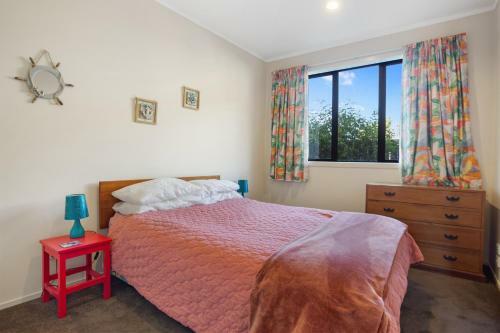 The Bowentown Bach - Waihi Beach Holiday Home