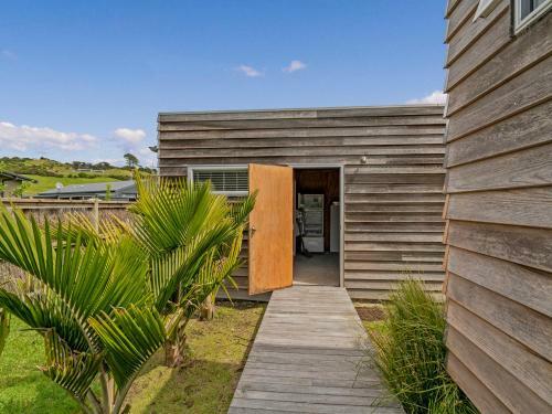 Sun Seekers Paradise - Whangapoua Holiday Home