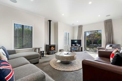 Meadowstone Escape - W?naka Holiday Home