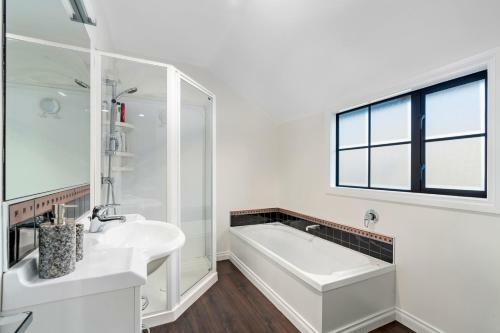 Meadowstone Escape - W?naka Holiday Home