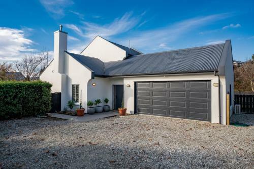Meadowstone Escape - W?naka Holiday Home