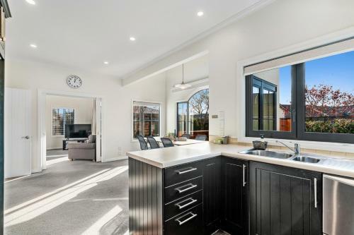Meadowstone Escape - W?naka Holiday Home