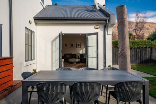 Meadowstone Escape - W?naka Holiday Home