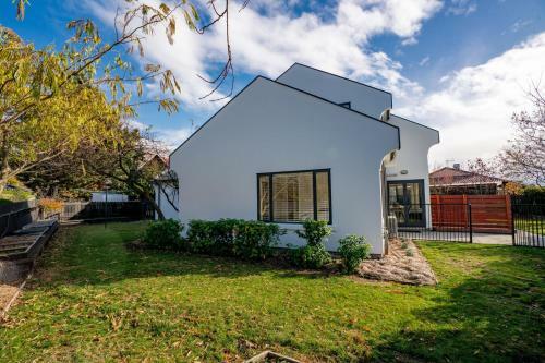 Meadowstone Escape - W?naka Holiday Home
