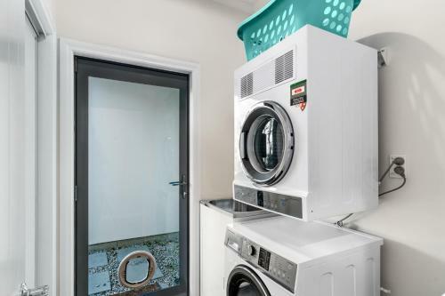 Meadowstone Escape - W?naka Holiday Home