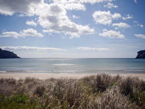 Bach On Esplanade - Whangamata Holiday Home