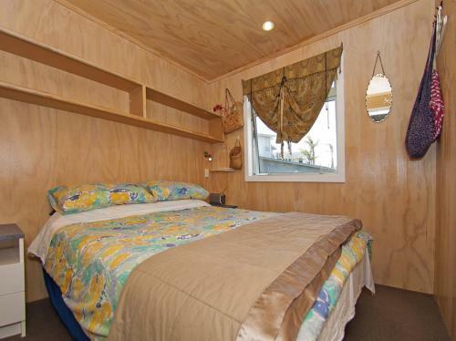 Bach On Esplanade - Whangamata Holiday Home