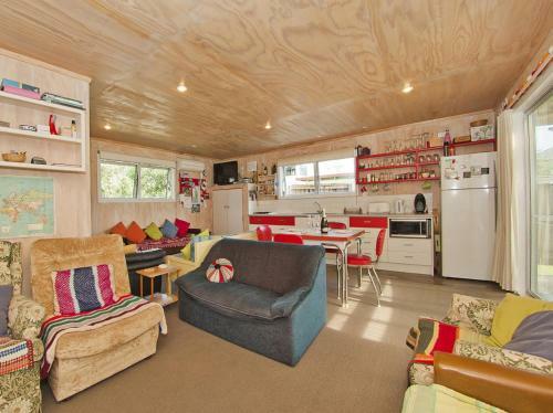 Bach On Esplanade - Whangamata Holiday Home