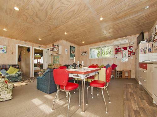 Bach On Esplanade - Whangamata Holiday Home