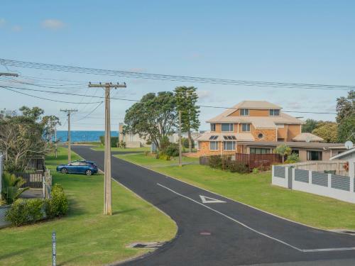 By The Beach - Whangamata Holiday Home
