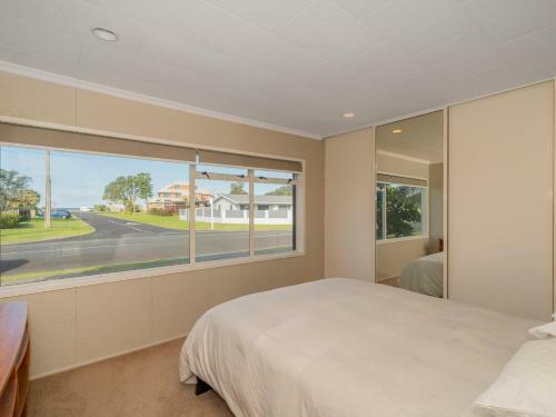 By The Beach - Whangamata Holiday Home